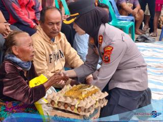 Kapolres Samosir Gelar Bakti Sosial untuk Korban Kebakaran 8 Unit Rumah di Desa Simarmata